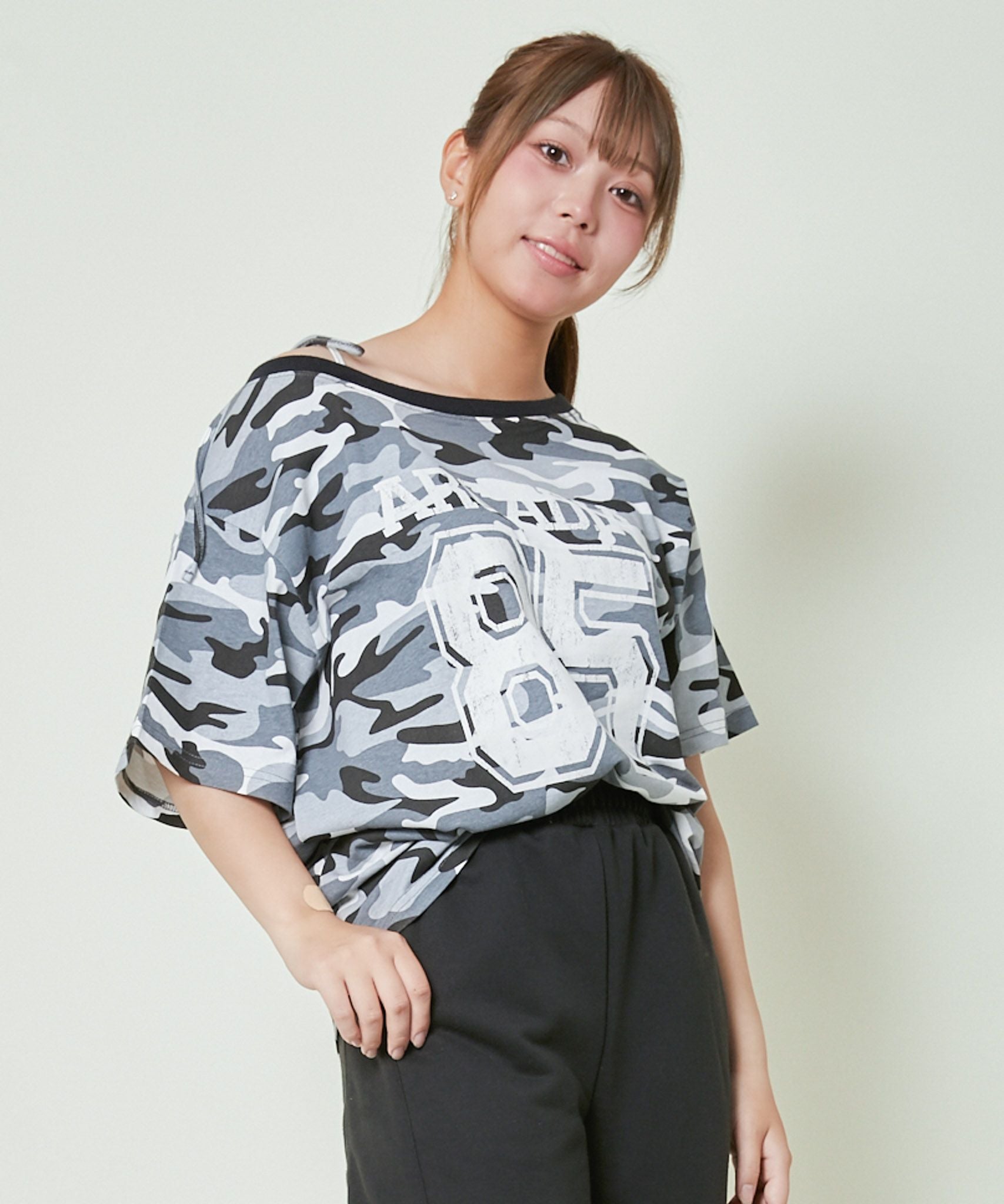 Invel クレンジング製品 シルバー袋 レディース 半袖Tシャツ サイズM ワンショル×ロゴプリント》レディース ルーズTシャツ オーバーサイズ