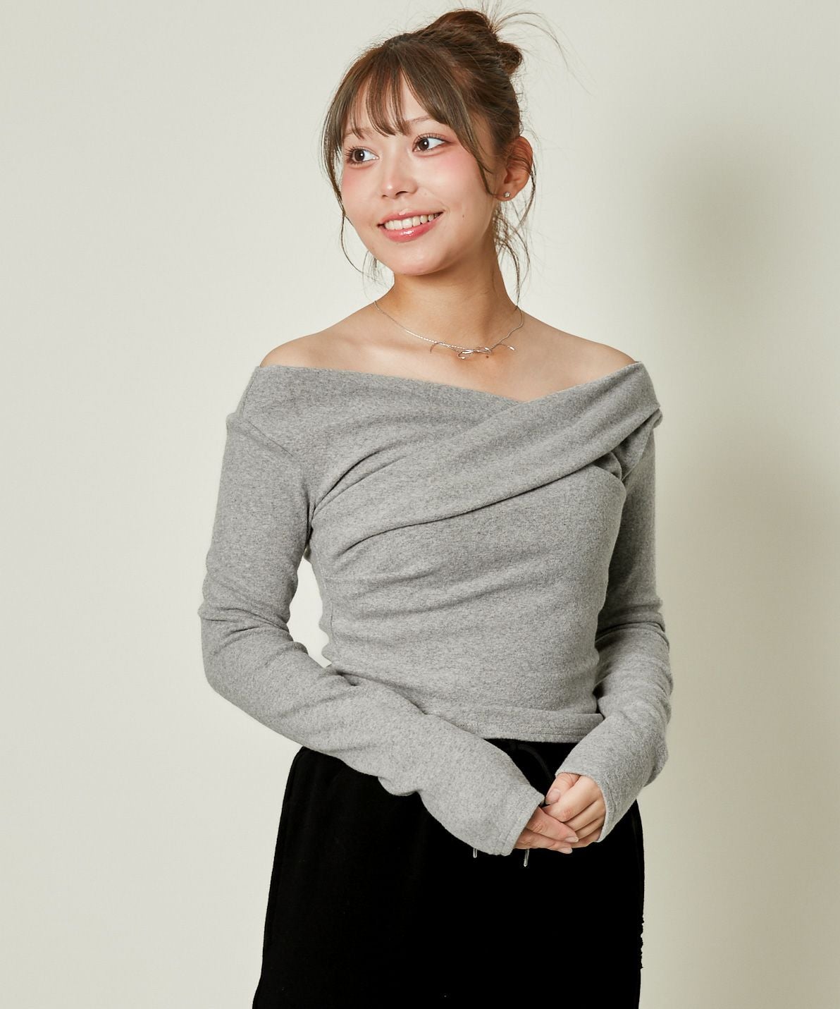 美鎖骨×抜け感ドレープ》アシメトップス／くびれ見せの1枚 | GORGE