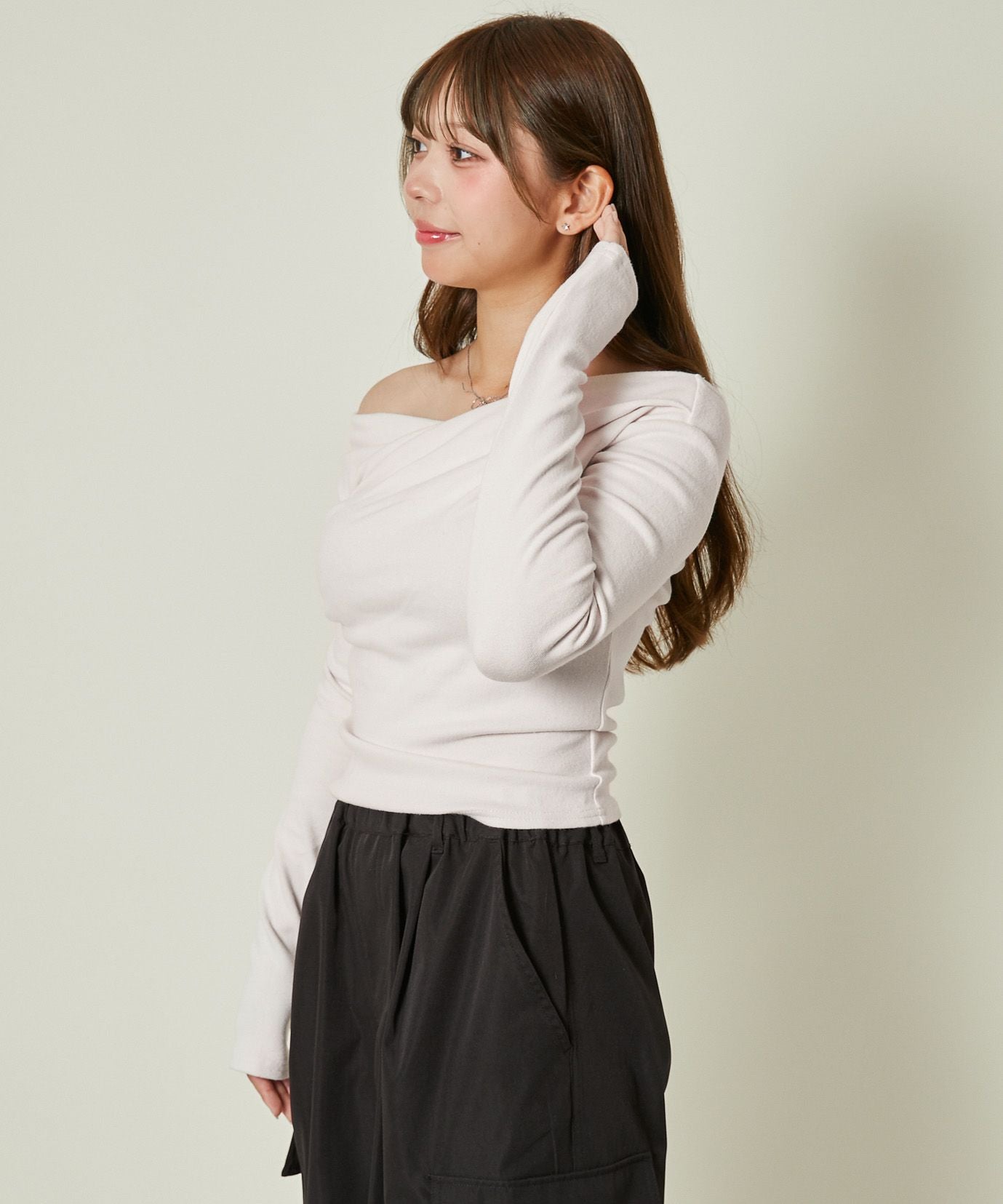 美鎖骨×抜け感ドレープ》アシメトップス／くびれ見せの1枚 | GORGE