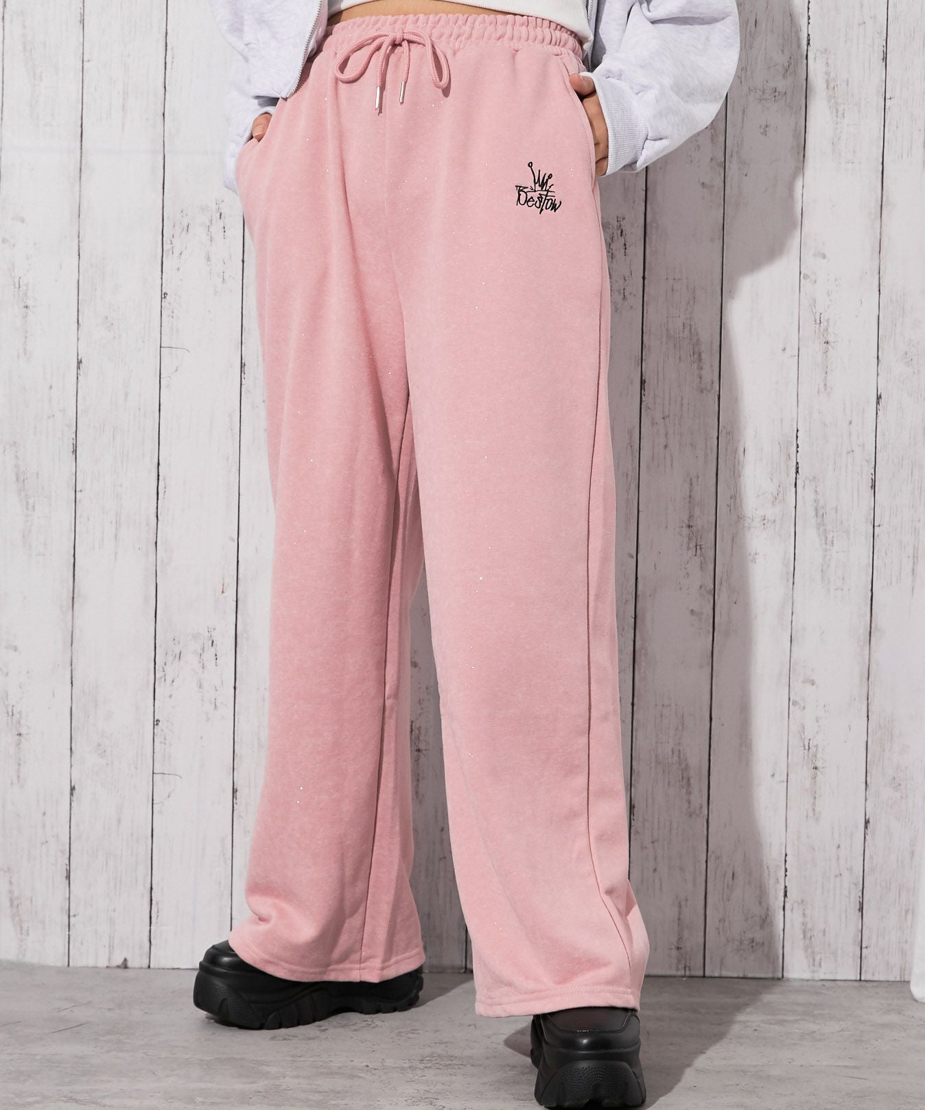 【ピンク1】モノグラムロゴ柄 ジャージー テーパード クロップドパンツ (WOMENS) ピンク1】モノグラムロゴ柄 ジャージー テーパード クロップドパンツ