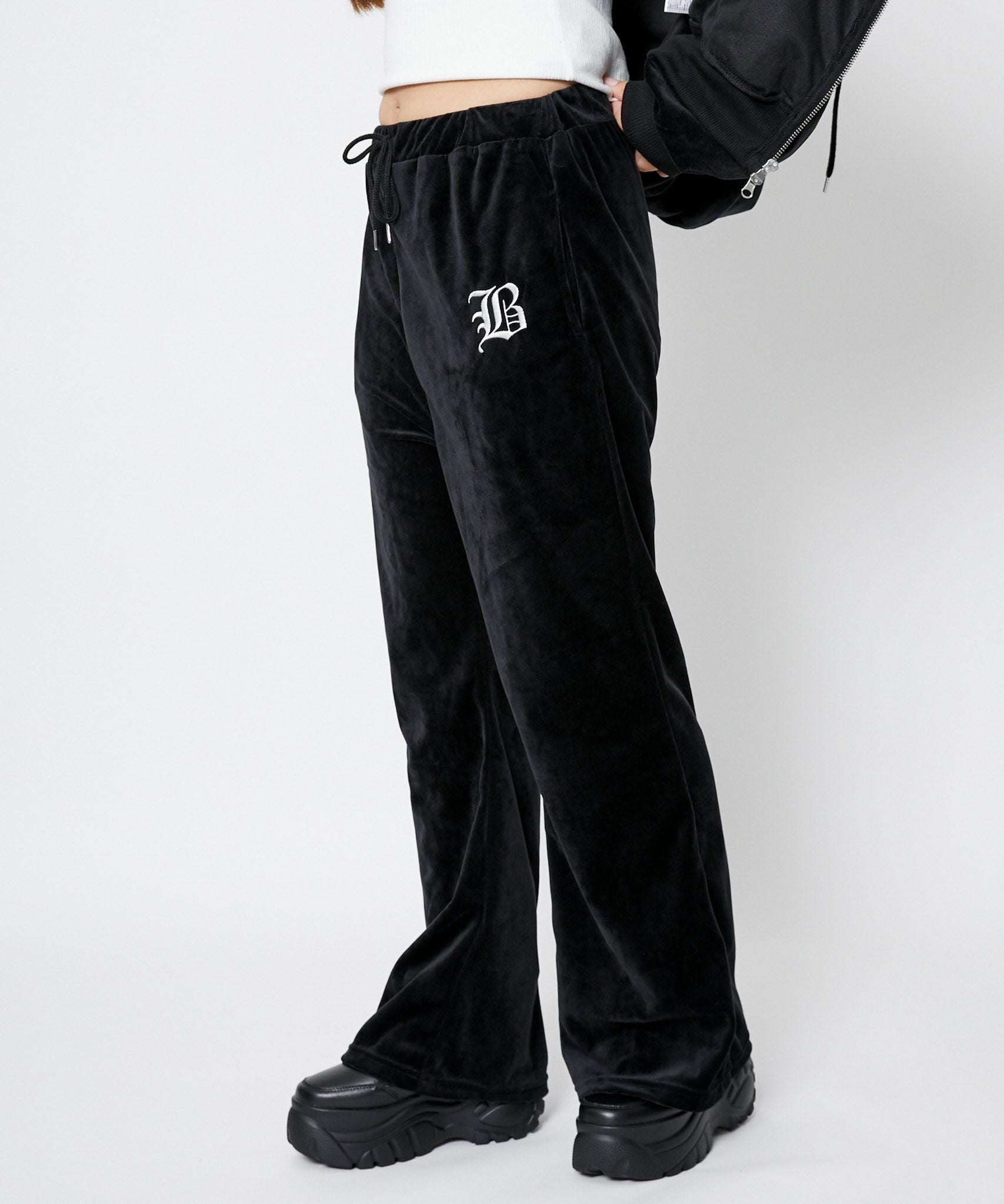 ベロア×フレアシルエット》レディース ロゴ刺繍パンツ セットアップ