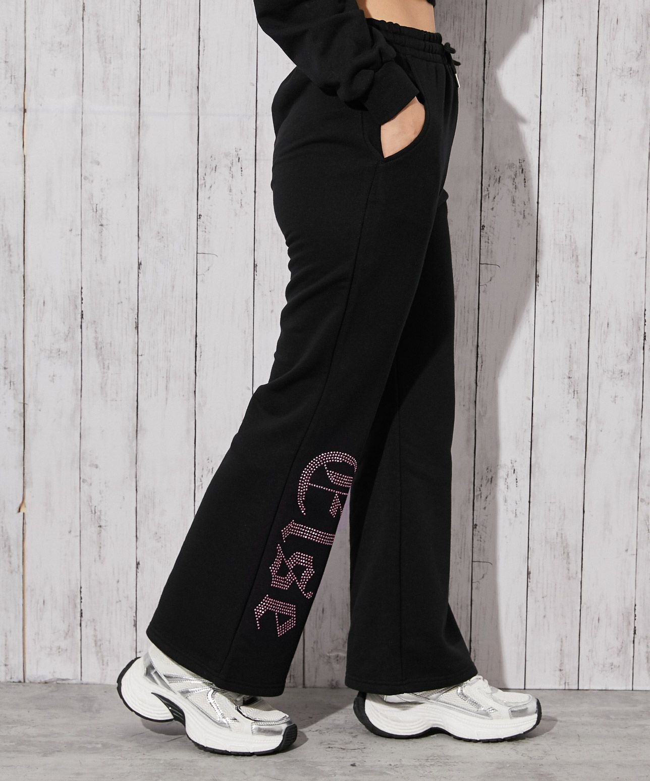 ELLESSE ジャージセットアップ ブラック パンツバックロゴ刺繍レディースＭ ビジューElseロゴ×裏起毛》スウェットパンツ 秋冬◎ | GORGE