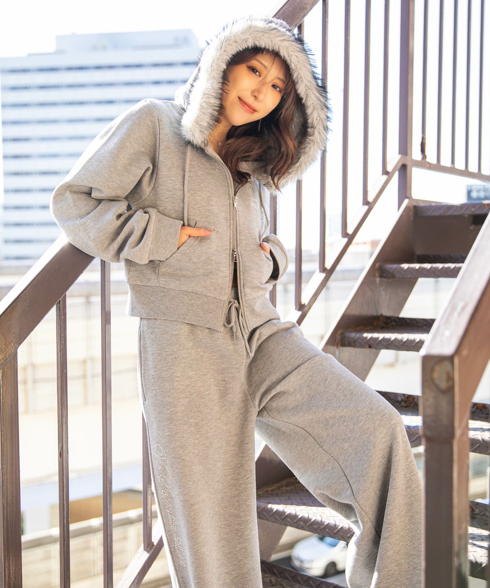 ファー付×ストーンロゴ》冬映え ストリート 裏起毛ショート丈ZIP